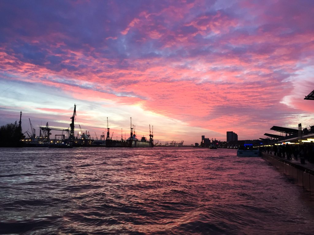 Hamburg Städtetrip Tipps Wochenende Sonnenuntergang Elbe Hafen
